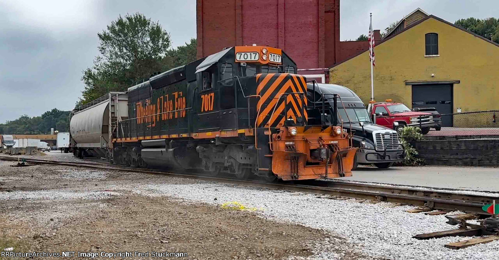 WE 7017 with an AB crew shoves 9 cars up the Wheeling Connection.